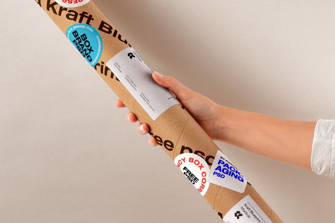 时尚手持牛皮纸纸管设计展示效果图PS智能贴图样机模板 Hand Holding Kraft Tube Psd Mockup_img_3