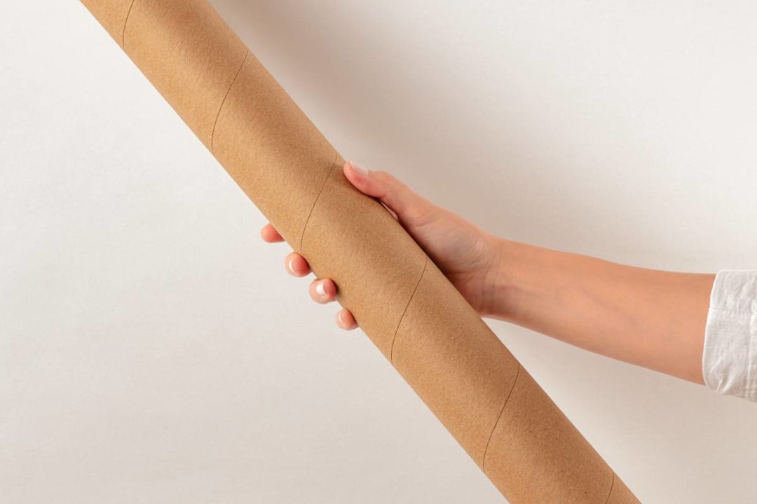 时尚手持牛皮纸纸管设计展示效果图PS智能贴图样机模板 Hand Holding Kraft Tube Psd Mockup_img_3