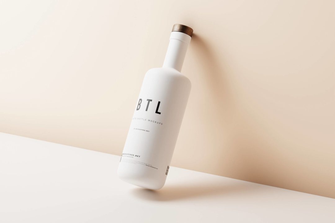 8款逼真白色陶瓷哑光酒瓶设计展示效果图PSD样机模板 White Matte Bottle Mockups_img_3