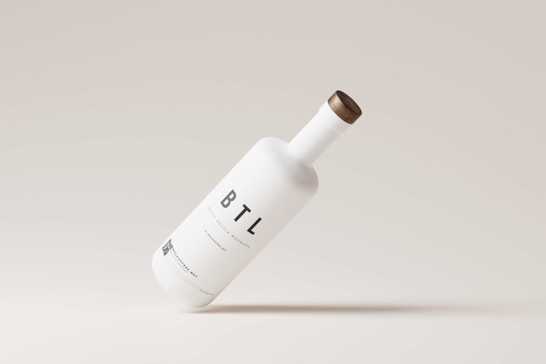 8款逼真白色陶瓷哑光酒瓶设计展示效果图PSD样机模板 White Matte Bottle Mockups_img_3