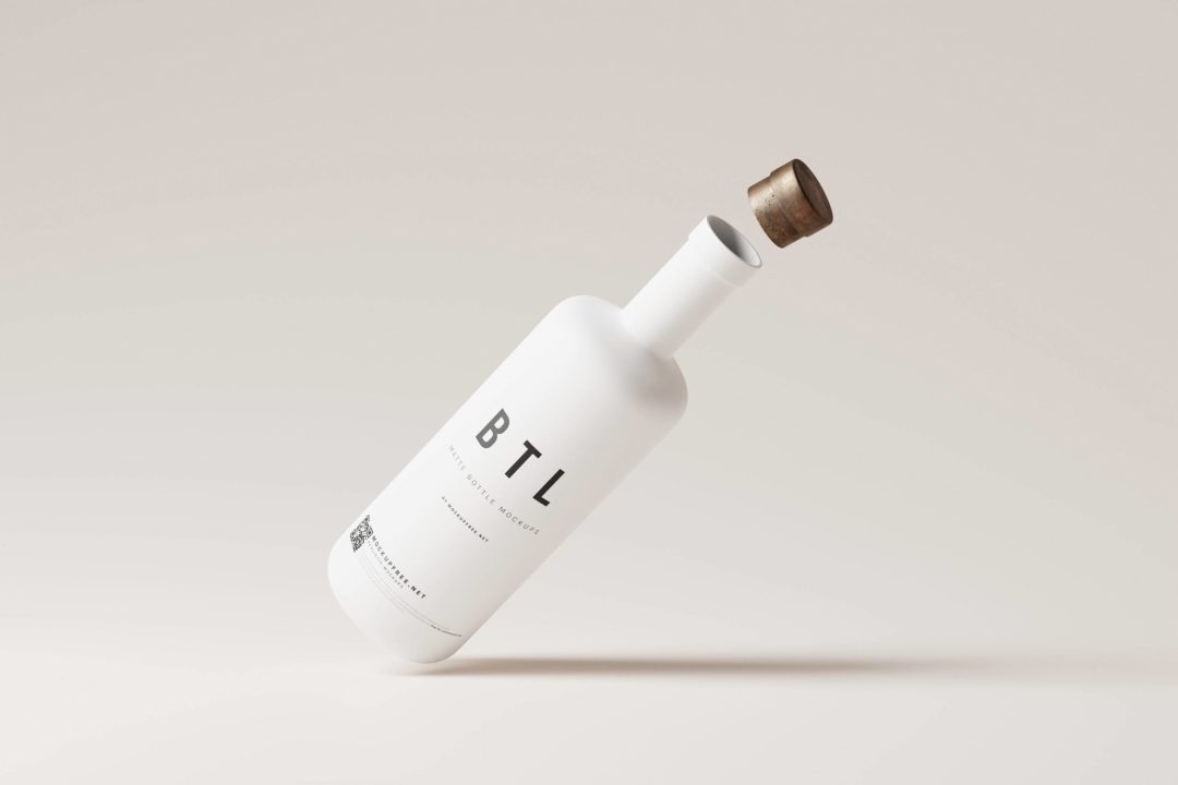 8款逼真白色陶瓷哑光酒瓶设计展示效果图PSD样机模板 White Matte Bottle Mockups_img_3