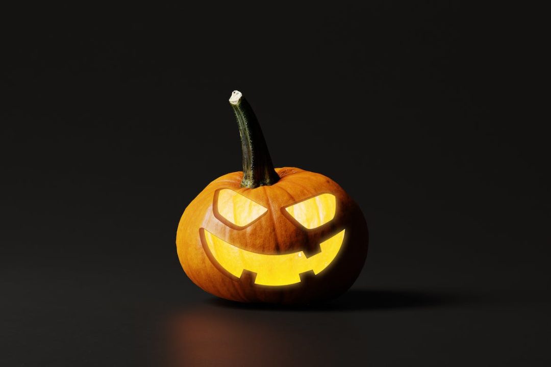 8款时尚万圣节南瓜灯雕刻图案设计展示效果图PSD样机模板 Halloween Pumpkin Jack-O-lantern Mockups_img_3