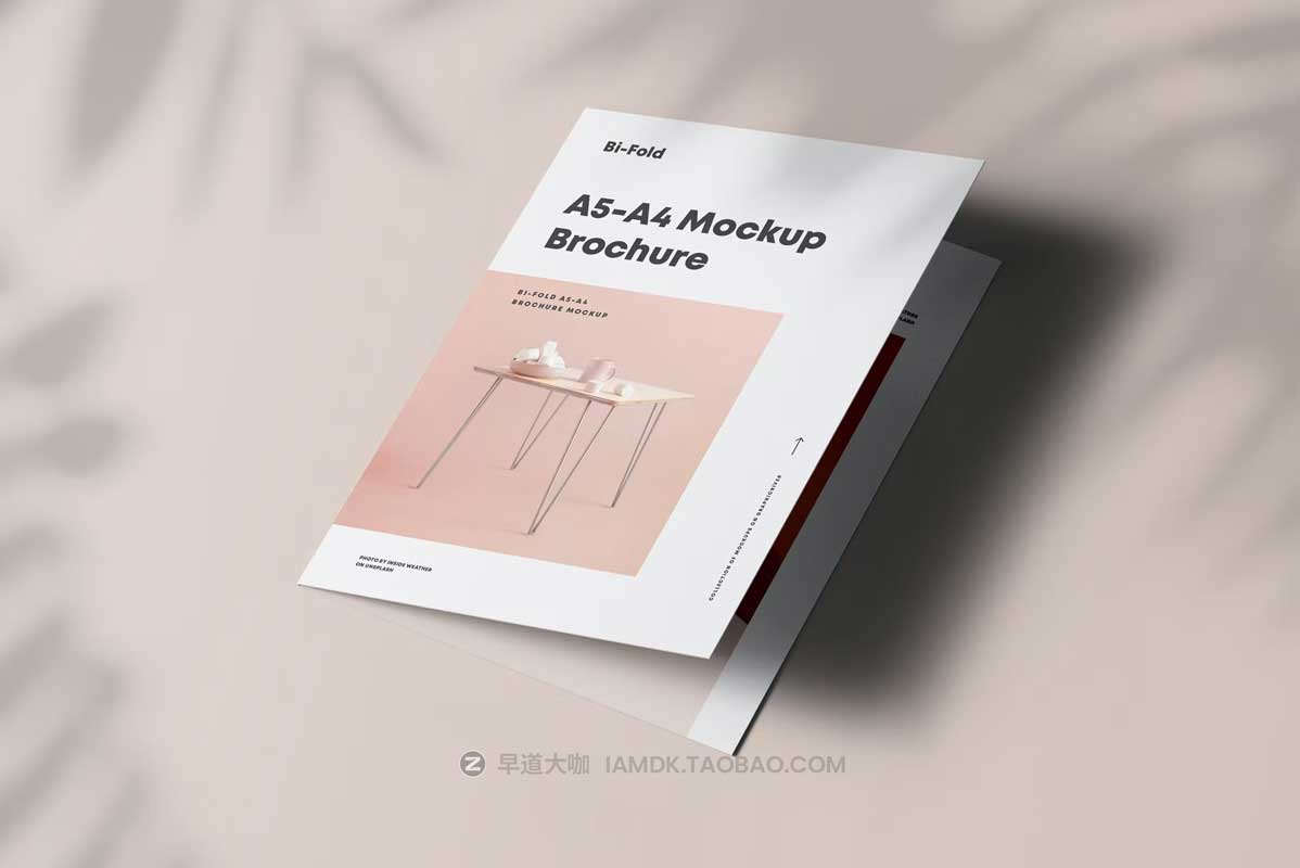 8款逼真A5小册子画册两折页封面设计展示贴图PSD样机模板素材 Bi-Fold A5 Brochure_img_2