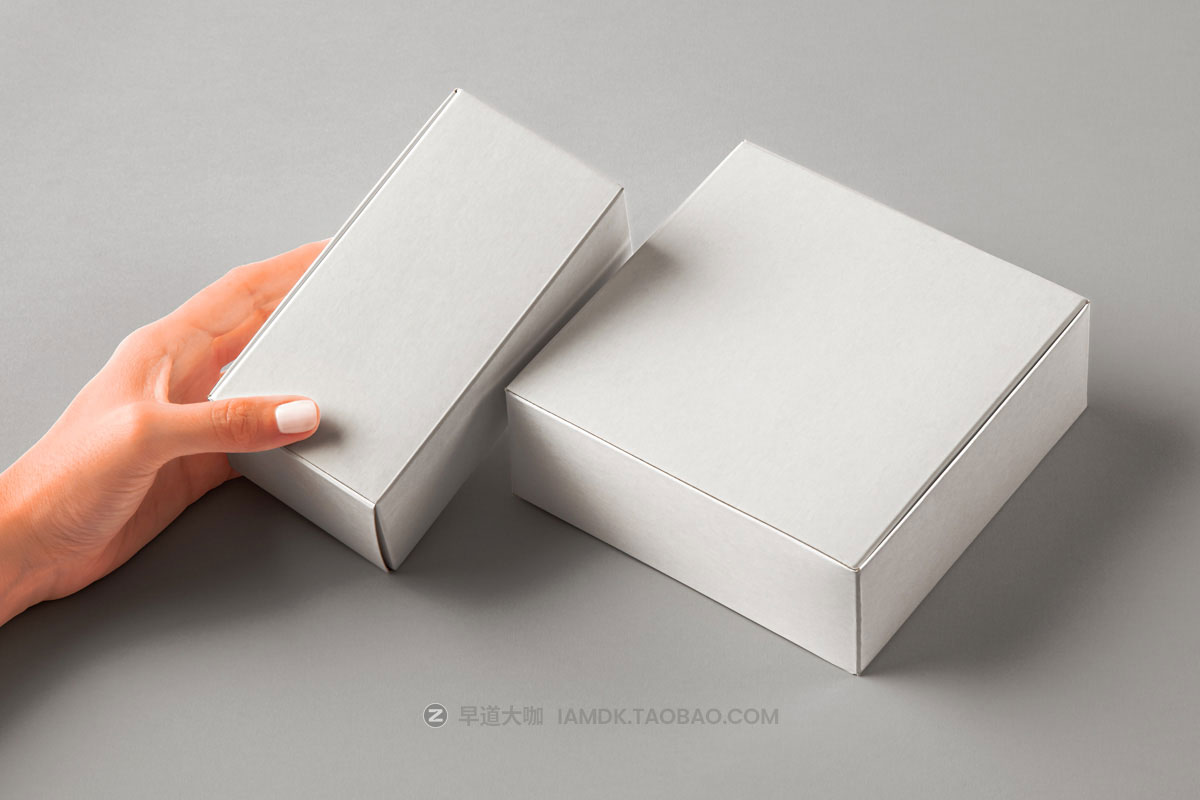 两款时尚手持产品包装纸盒设计展示PS智能贴图样机模板 Hand Holding Psd Box Set Mockup_img_2