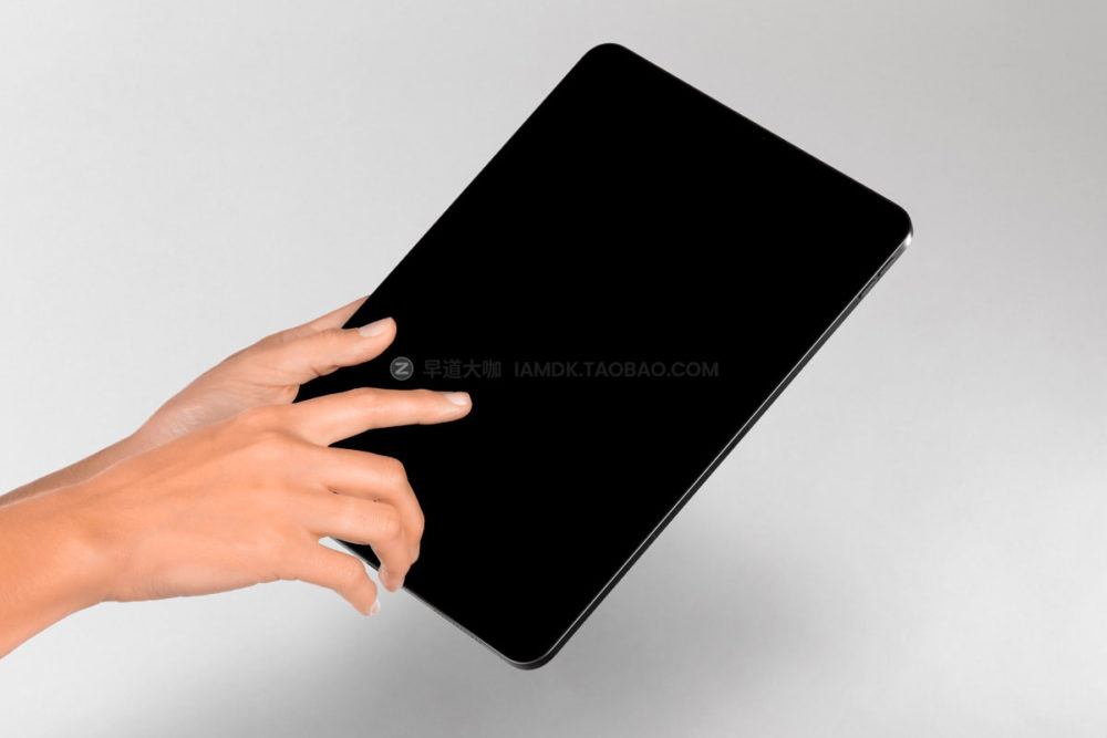 时尚手持手触屏iPad屏幕演示样机psd模板源文件 Hand Holding Psd iPad Tablet Mockup_img_2