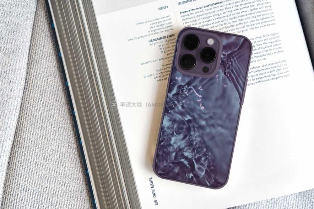 12款2022年iPhone 14 Pro苹果透明手机壳图案设计展示贴图ps样机模板· iPhone 14 Pro Clear Case MockUps_img_2