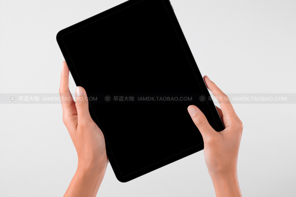 手持平板电脑iPad屏幕演示样机psd模版素材 Hands Holding Psd iPad Mockup Device_img_2