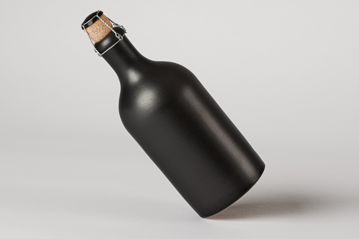 深色陶瓷酒瓶标签设计PSD样机模板 Dark Psd Bottle Mockup_img_2