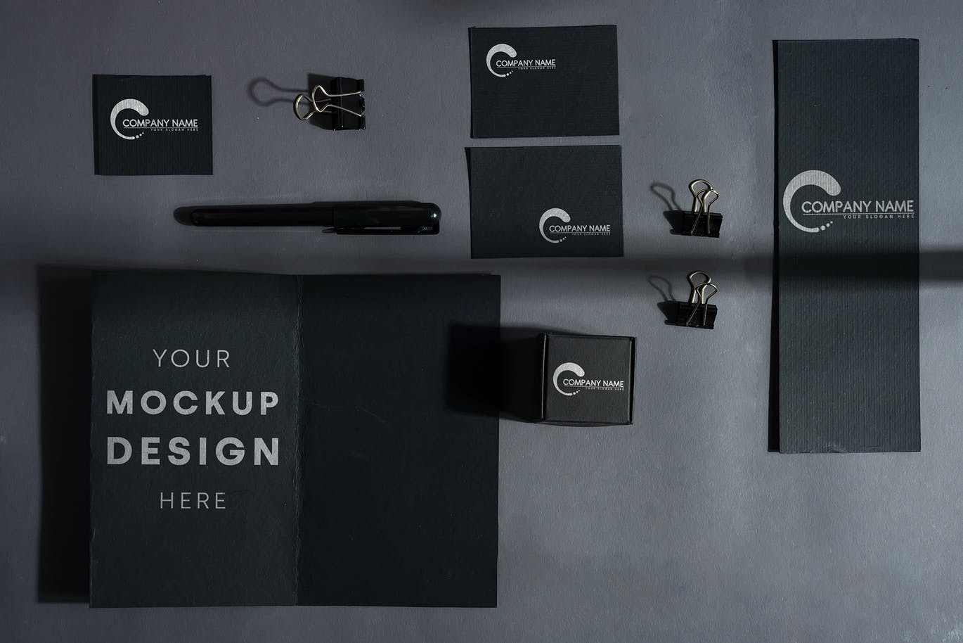 6款高质量黑色办公印刷用品设计展示样机模板 Black Business Stationary Mockups_img_2