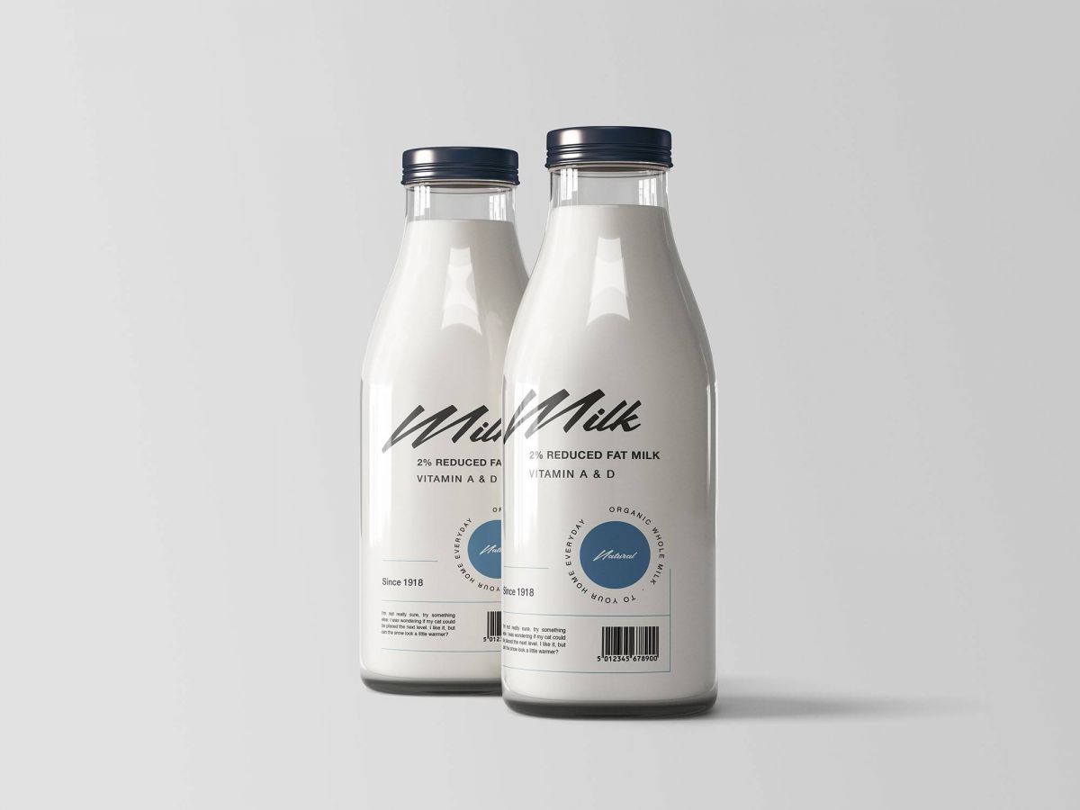 两个牛奶玻璃瓶标签设计展示贴图样机 Two Milk Bottles Mockup_img_1