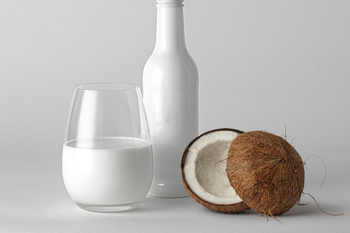 简约饮料果汁玻璃瓶设计样机PSD模板 Coconut Drink Psd Bottle Mockup_img_2