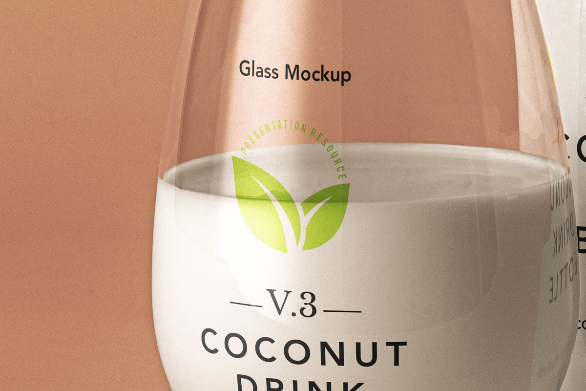 简约饮料果汁玻璃瓶设计样机PSD模板 Coconut Drink Psd Bottle Mockup_img_2