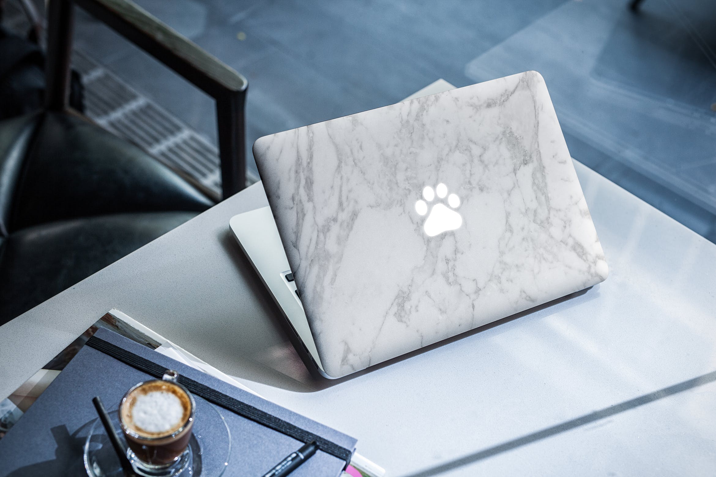 10款笔记本电脑贴膜设计展示样机模板 MacBook Skin Mockup_img_2