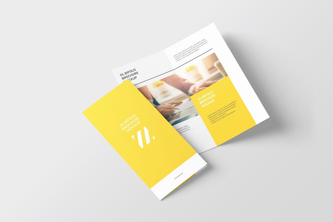 8款两折页小册子设计样机模板 DL Bi-fold Brochure Mockup_img_2