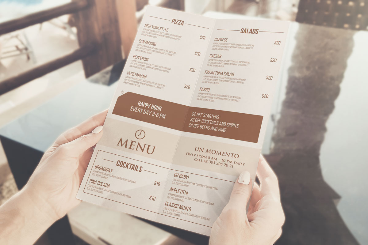 手持打开双折页菜单设计预览图样机模板 BI-FOLD MENU IN HAND MOCKUP PSD_img_2