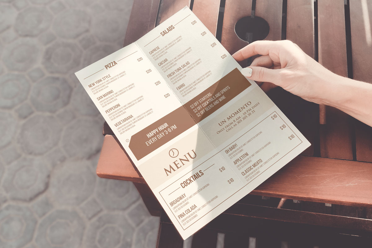 手持打开双折页菜单设计预览图样机模板 BI-FOLD MENU IN HAND MOCKUP PSD_img_2