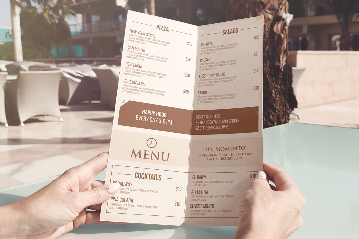 手持打开双折页菜单设计预览图样机模板 BI-FOLD MENU IN HAND MOCKUP PSD_img_2